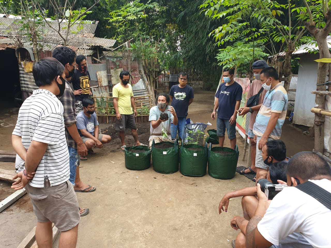 Pelatihan penanaman di planter bag untuk lahan sempit